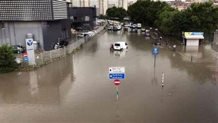 İstanbul'da Şiddetli Yağış ve Sel: Belediye Uyardı